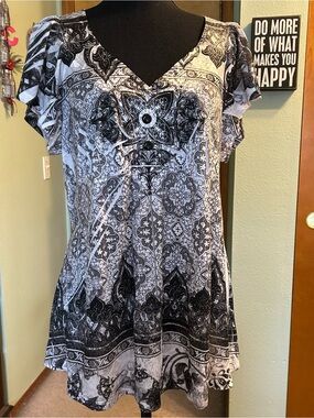 Unity World Wear black white floral mandala print short sleeve top size XL